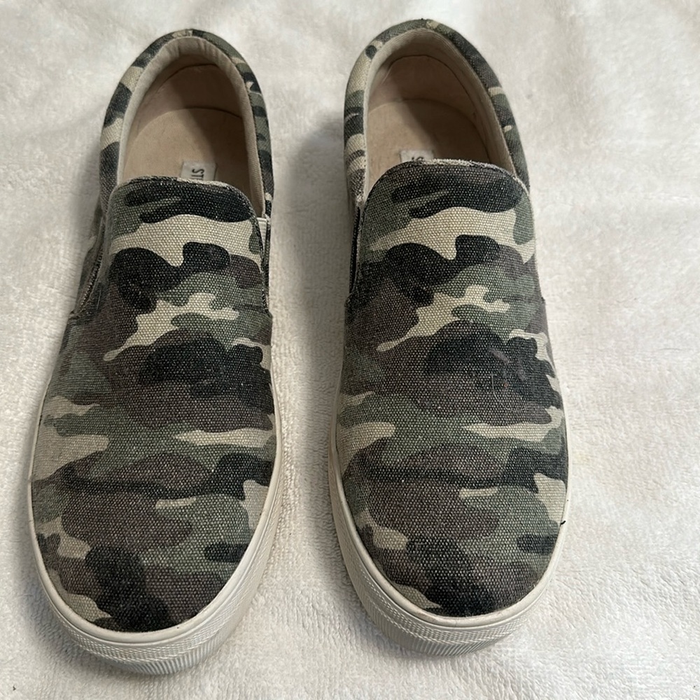 Steve Madden slip on shoes